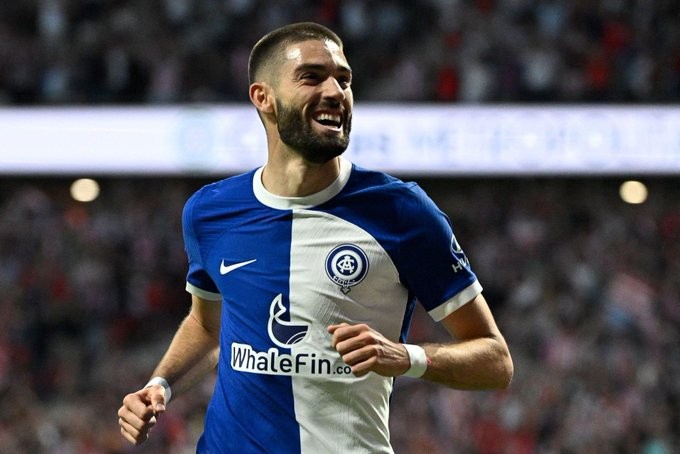 Yannick Carrasco: Salir o no salir, esa es la cuestión Yannick Carrasco: Salir o no salir, esa es la cuestión