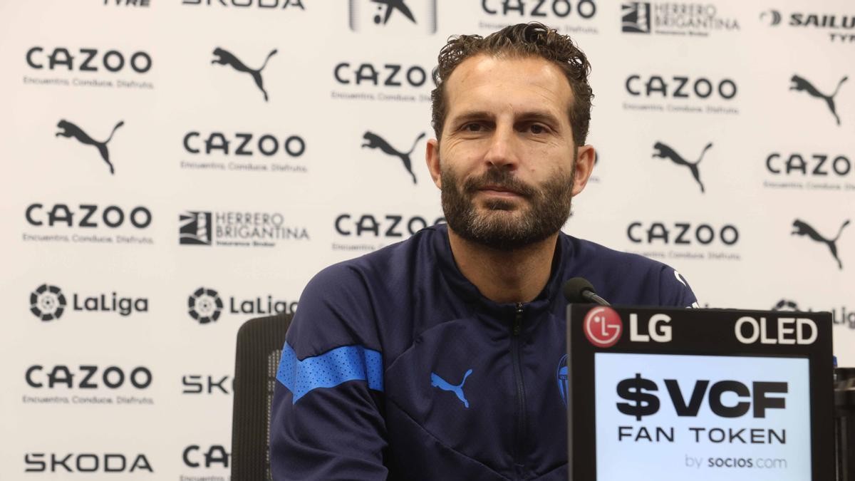 Baraja sobre Almeida, Diego López, Samu Castillejo, Rafa Mir, la falta de fichajes, el Sevilla... Baraja sobre Almeida, Diego López, Samu Castillejo, Rafa Mir, la falta de fichajes, el Sevilla...
