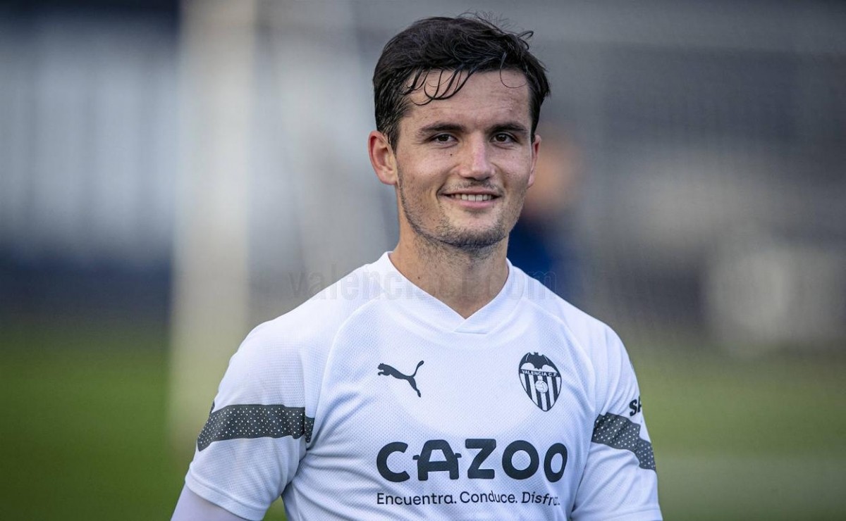 Athletic Club y Villarreal pelean por un jugador del Valencia Athletic Club y Villarreal pelean por un jugador del Valencia