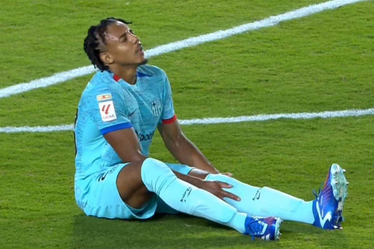 ¡Koundé se retira lesionado ante el Granada! ¡Koundé se retira lesionado ante el Granada!