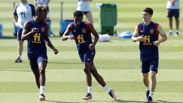 Nico Williams y Gavi con molestias en el entrenamiento de España Nico Williams y Gavi con molestias en el entrenamiento de España