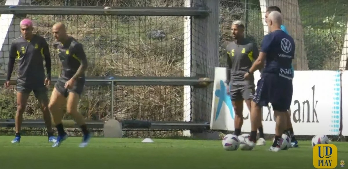 Las Palmas: Sandro y Viera con el grupo. Pejiño, Kirian, Perrone, Lemos y Benito, al margen Las Palmas: Sandro y Viera con el grupo. Pejiño, Kirian, Perrone, Lemos y Benito, al margen