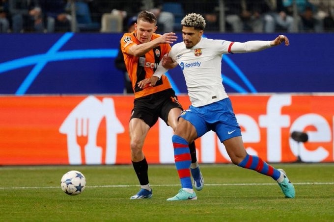 Araújo termina con molestias el partido frente al Shaktar Araújo termina con molestias el partido frente al Shaktar