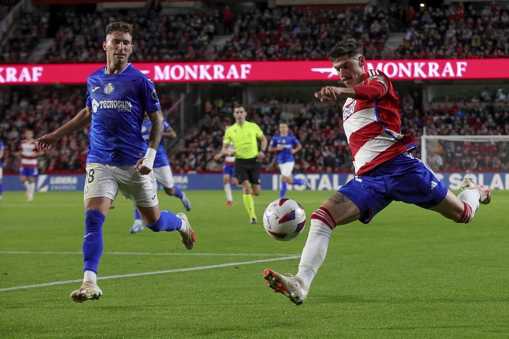 José Ángel Carmona se retira con molestias ante el Granada José Ángel Carmona se retira con molestias ante el Granada