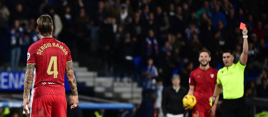 El Sevilla recurre las tarjetas rojas de Sergio Ramos y Jesús Navas El Sevilla recurre las tarjetas rojas de Sergio Ramos y Jesús Navas