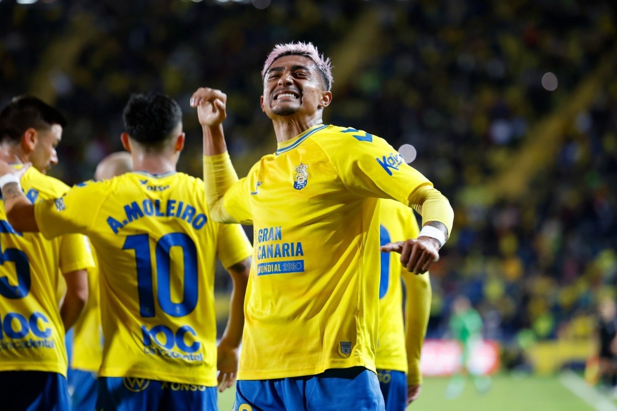 ¿Puede Julián Araujo jugar ante el Fútbol Club Barcelona?