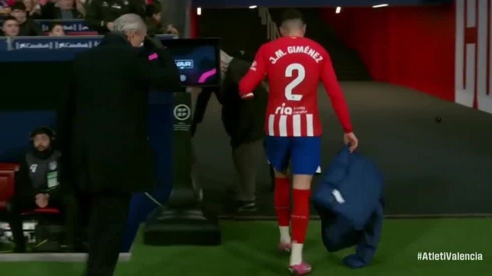Giménez fue sustituido por problemas musculares Giménez fue sustituido por problemas musculares