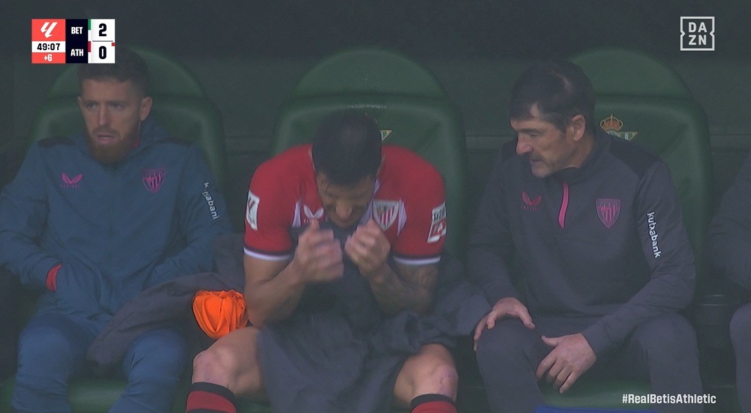 Yuri Berchiche cae lesionado ante el Real Betis Yuri Berchiche cae lesionado ante el Real Betis