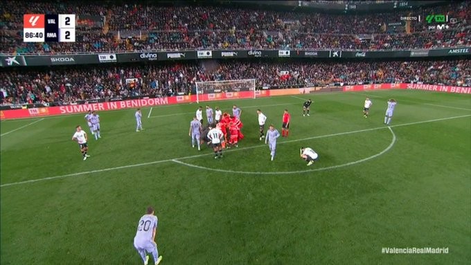Diakhaby abandona el terreno de juego por una lesión grave de rodilla Diakhaby abandona el terreno de juego por una lesión grave de rodilla