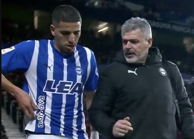Abdel Abqar tuvo que abandonar el terreno de juego lesionado Abdel Abqar tuvo que abandonar el terreno de juego lesionado
