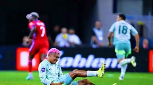 Julián Araujo cae lesionado con la selección de México