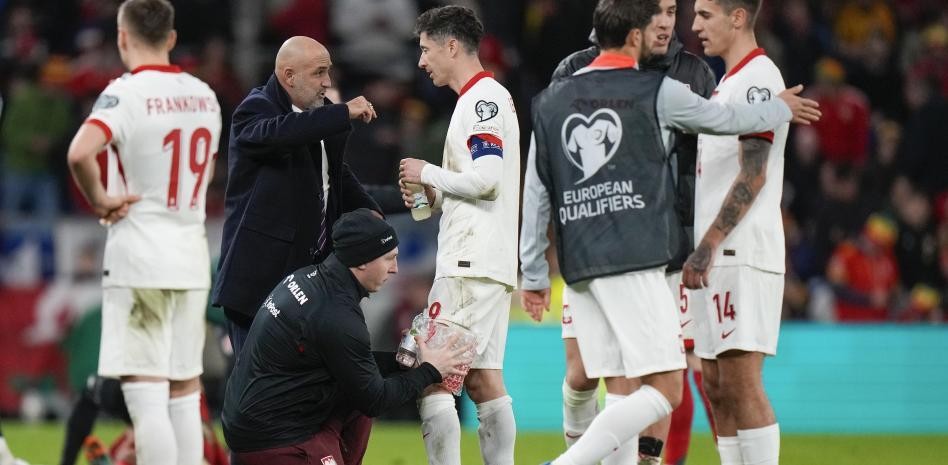 Lewandowski terminó tocado ante Gales