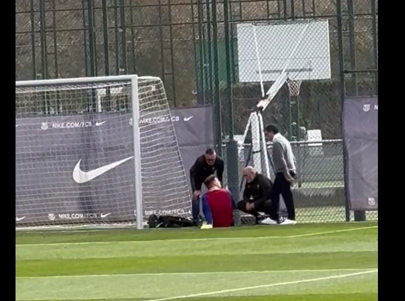 Ter Stegen da el susto, pero sigue entrenando.