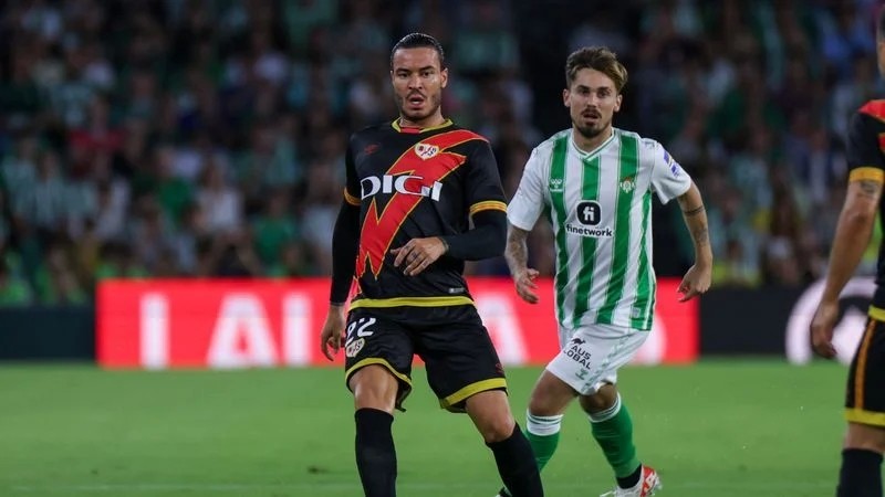 Posible intercambio de delanteros entre Real Betis y Rayo Vallecano