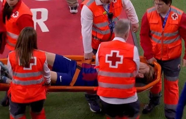 Frenkie de Jong se retira en camilla por una lesión de tobillo Frenkie de Jong se retira en camilla por una lesión de tobillo