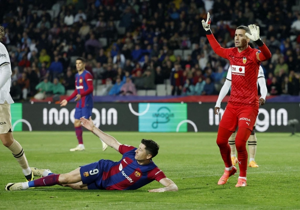 Con la baja de Mamardashvili ¿Jaume Doménech o Rivero? Con la baja de Mamardashvili ¿Jaume Doménech o Rivero?