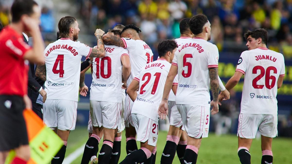 Hasta diez jugadores acaban contrato en el Sevilla, ¿Qué pasará con ellos? Hasta diez jugadores acaban contrato en el Sevilla, ¿Qué pasará con ellos?
