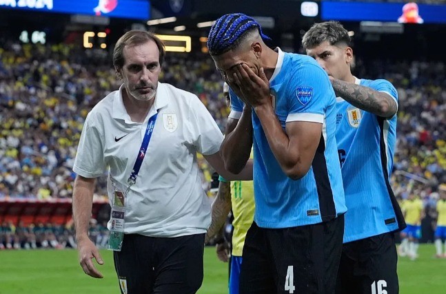 Ronald Araujo cae lesionado y existe preocupación en el Barcelona Ronald Araujo cae lesionado y existe preocupación en el Barcelona