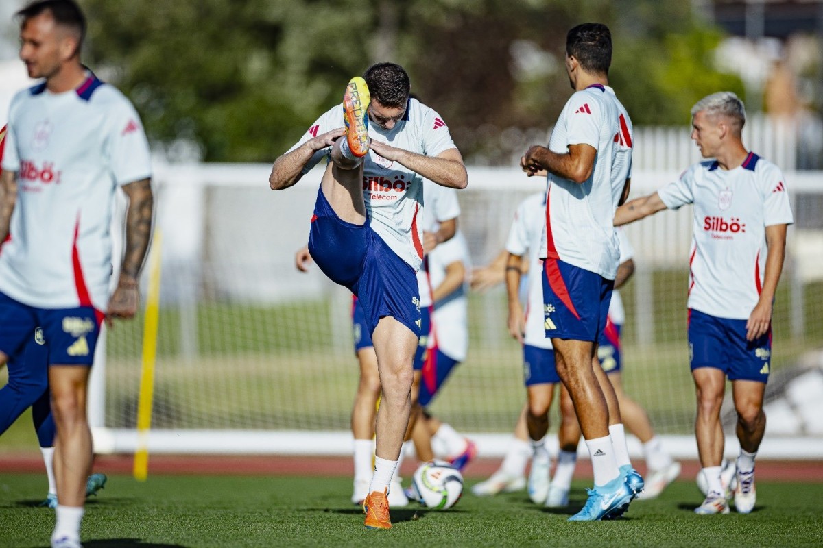 Lamine Yamal, Nico Williams, Álex Remiro y Dani Carvajal no entrenan con el grupo Lamine Yamal, Nico Williams, Álex Remiro y Dani Carvajal no entrenan con el grupo
