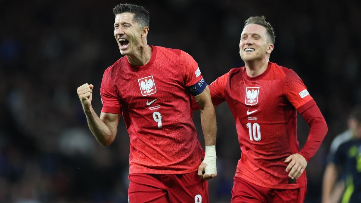 Lewandowski tuvo que pedir el cambio ante Escocia por problemas musculares Lewandowski tuvo que pedir el cambio ante Escocia por problemas musculares