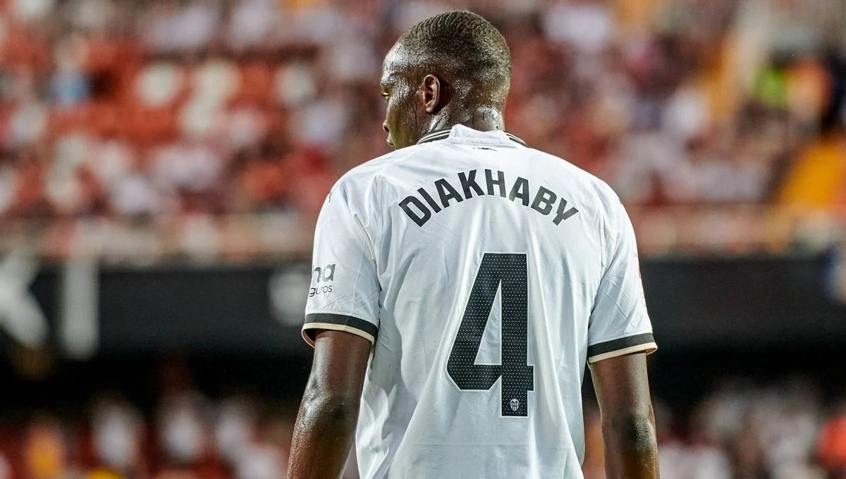 Diakhaby vuelve a entrenar sobre el césped tras siete meses de baja Diakhaby vuelve a entrenar sobre el césped tras siete meses de baja