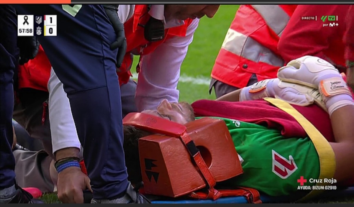 ¡Jasper Cillessen se tiene que retirar en camilla! ¡Jasper Cillessen se tiene que retirar en camilla!