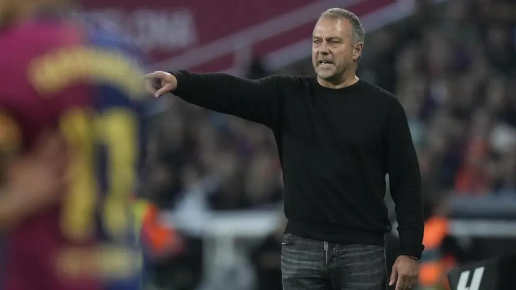 Hansi Flick sobre Koundé, Dani Olmo, Íñigo Martínez, Casadó, De Jong, Iñaki Peña y Héctor Fort Hansi Flick sobre Koundé, Dani Olmo, Íñigo Martínez, Casadó, De Jong, Iñaki Peña y Héctor Fort