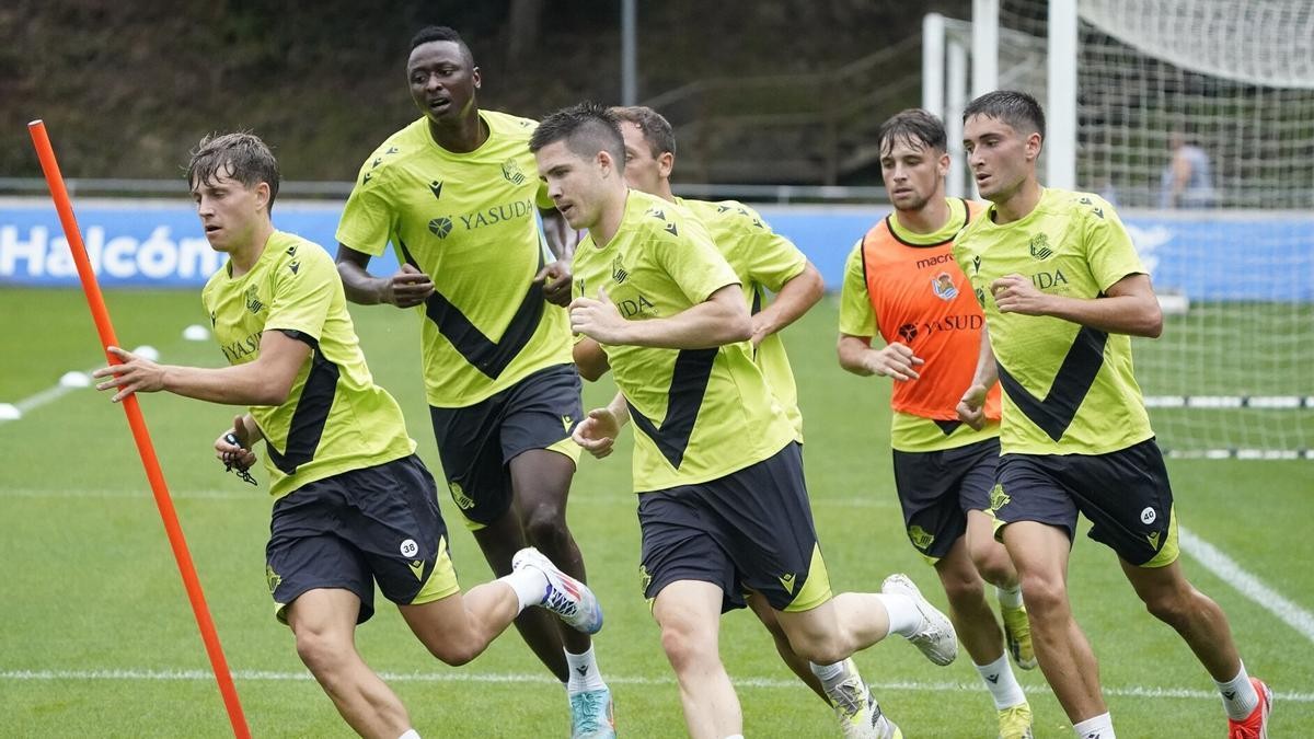 La Real Sociedad sigue pendiente de las molestias de Zubeldia y Zubimendi La Real Sociedad sigue pendiente de las molestias de Zubeldia y Zubimendi