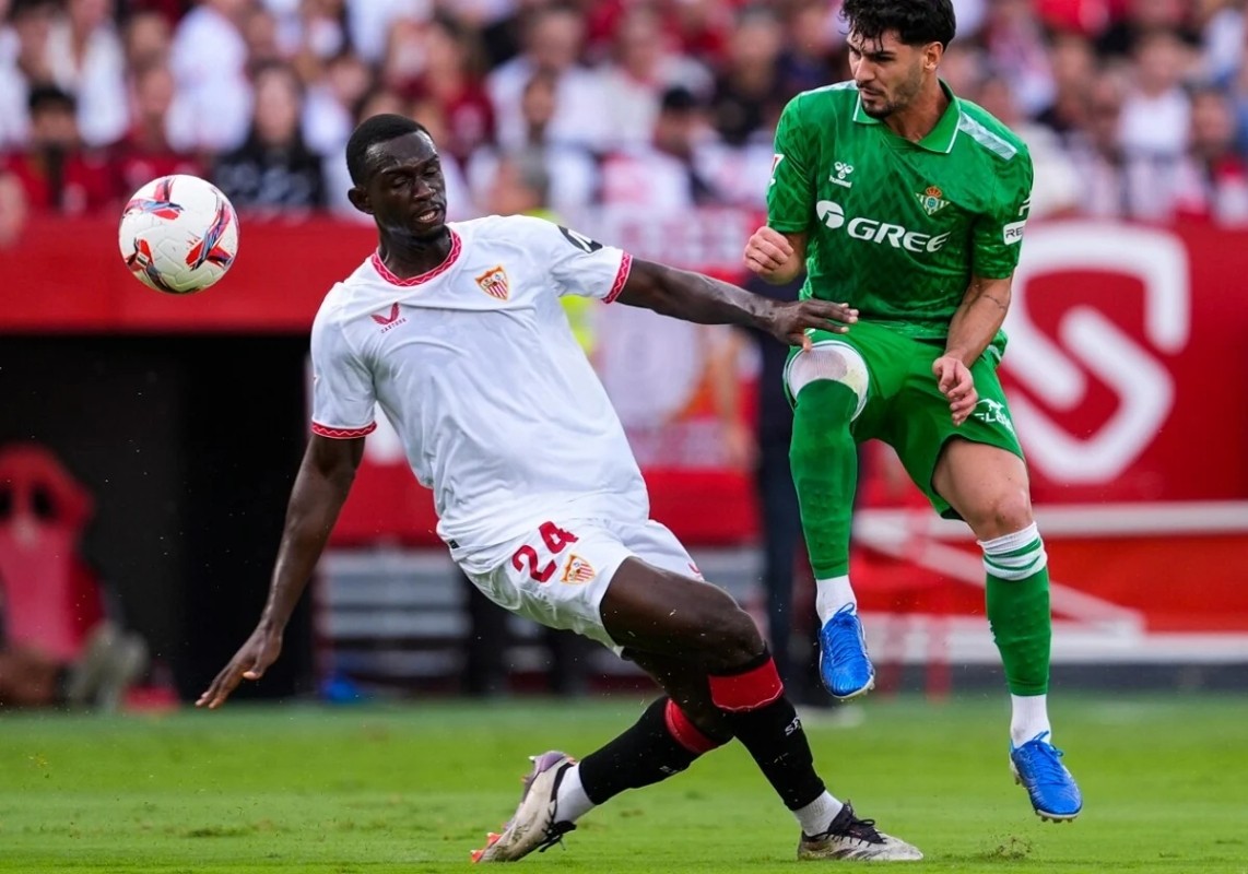 Contratiempo en el eje de la zaga sevillista. Contratiempo en el eje de la zaga sevillista.