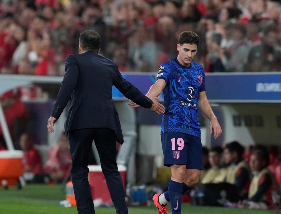 Simeone dará descanso a Julián Álvarez y Giménez ante el Alavés según AS Simeone dará descanso a Julián Álvarez y Giménez ante el Alavés según AS