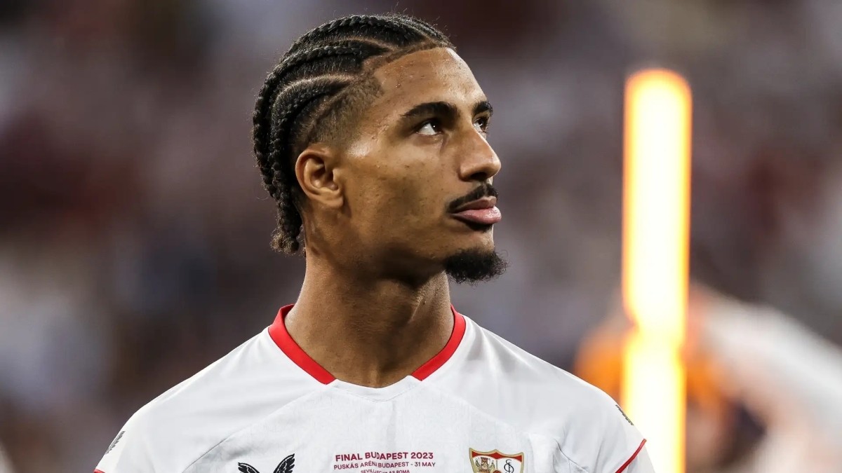 Badé rechaza al Aston Villa y se quedará en el Sevilla Badé rechaza al Aston Villa y se quedará en el Sevilla
