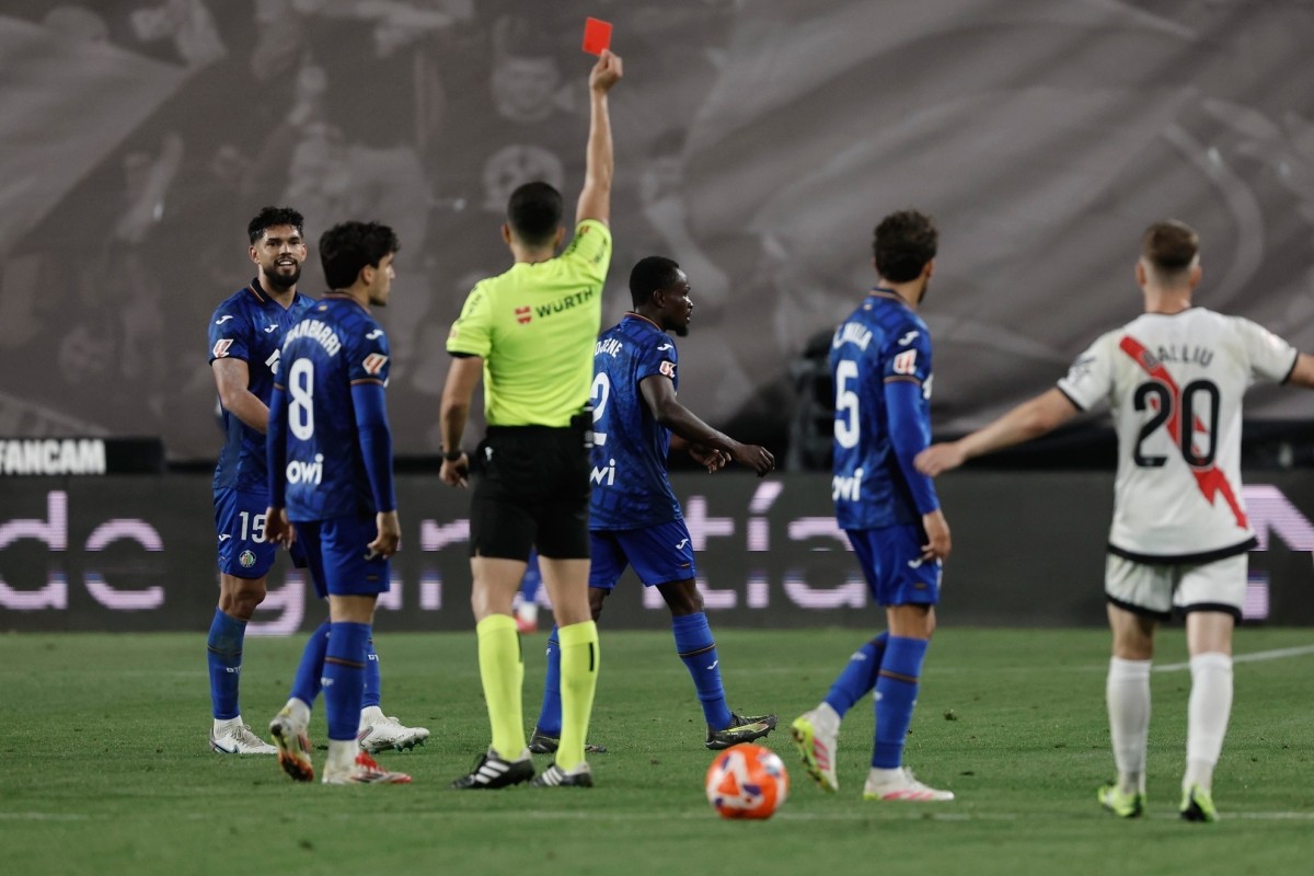 Djené se expone a una sanción de tres partidos por su expulsión ante el Rayo Djené se expone a una sanción de tres partidos por su expulsión ante el Rayo