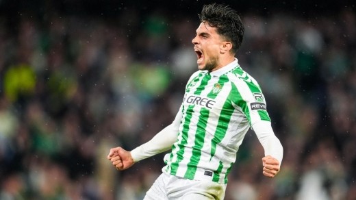 Alarma Marc Bartra en el Real Betis por molestias