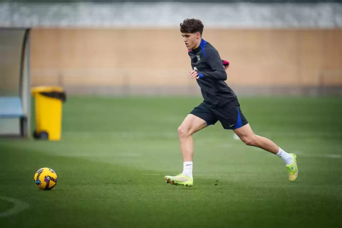 Susto con Cubarasí en el entrenamiento del Barcelona de este miércoles Susto con Cubarasí en el entrenamiento del Barcelona de este miércoles