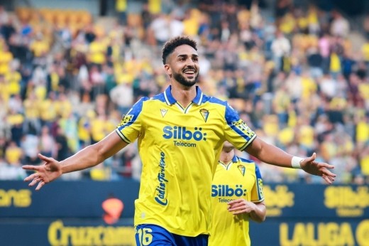Rayo Vallecano y Cádiz negocian por Chris Ramos