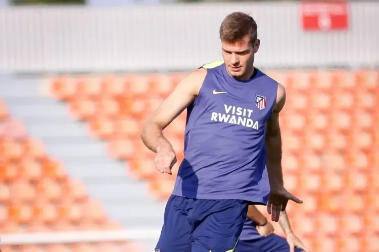 Simeone ensaya once con novedades y Sorloth no completa la sesión por molestias Simeone ensaya once con novedades y Sorloth no completa la sesión por molestias