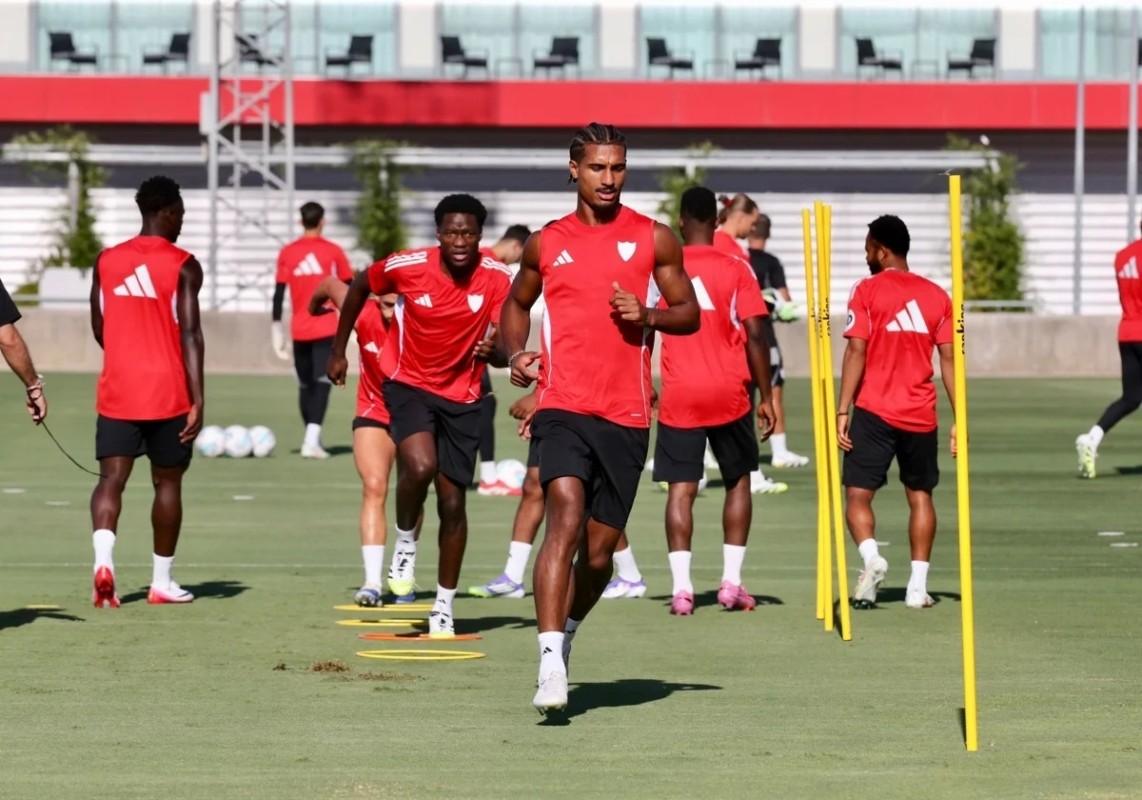 El Sevilla, bloqueado en el mercado: Badé rechaza al Bournemouth y apunta alto El Sevilla, bloqueado en el mercado: Badé rechaza al Bournemouth y apunta alto