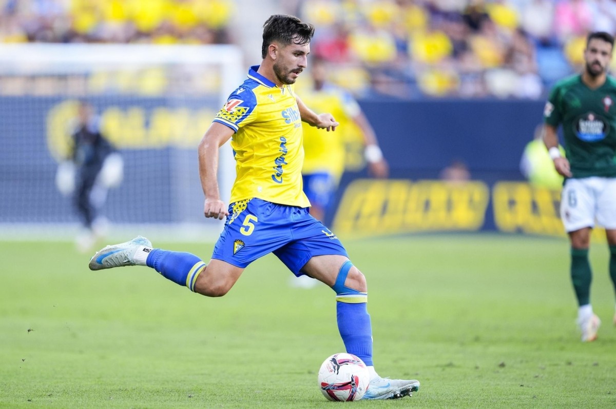 Víctor Chust refuerza la defensa del Elche: llega cedido desde el Cádiz Víctor Chust refuerza la defensa del Elche: llega cedido desde el Cádiz