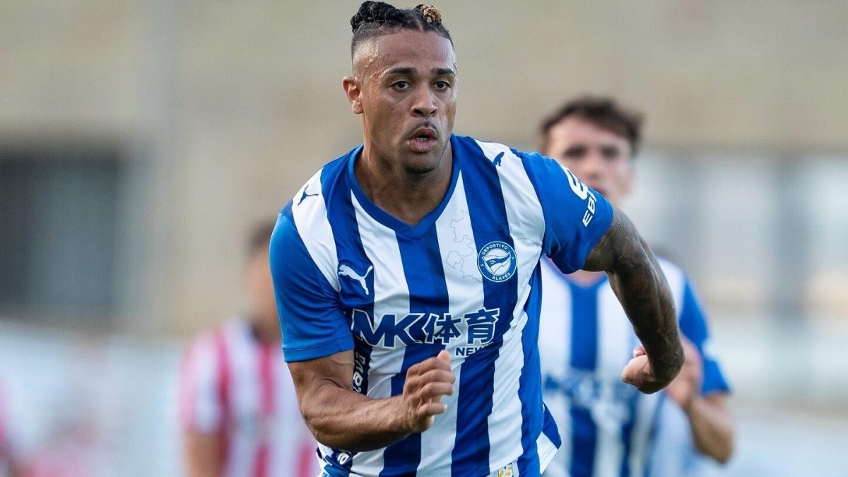 El Alavés hace oficial el fichaje de Mariano Díaz El Alavés hace oficial el fichaje de Mariano Díaz