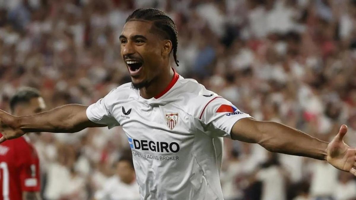 El Sevilla negocia con el Leverkusen la venta de Badé con el ok del jugador
