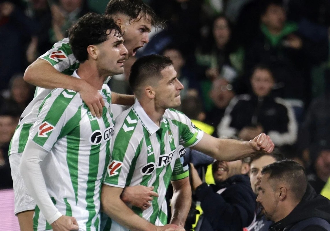 El Real Betis hace oficiales dos salidas