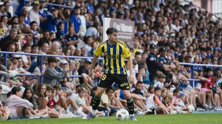 Álex Forés, baja ante el Villarreal por la cláusula del miedo