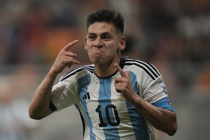 Claudio Echeverri no quiere fichar por el Girona y sigue esperando a la Roma Claudio Echeverri no quiere fichar por el Girona y sigue esperando a la Roma