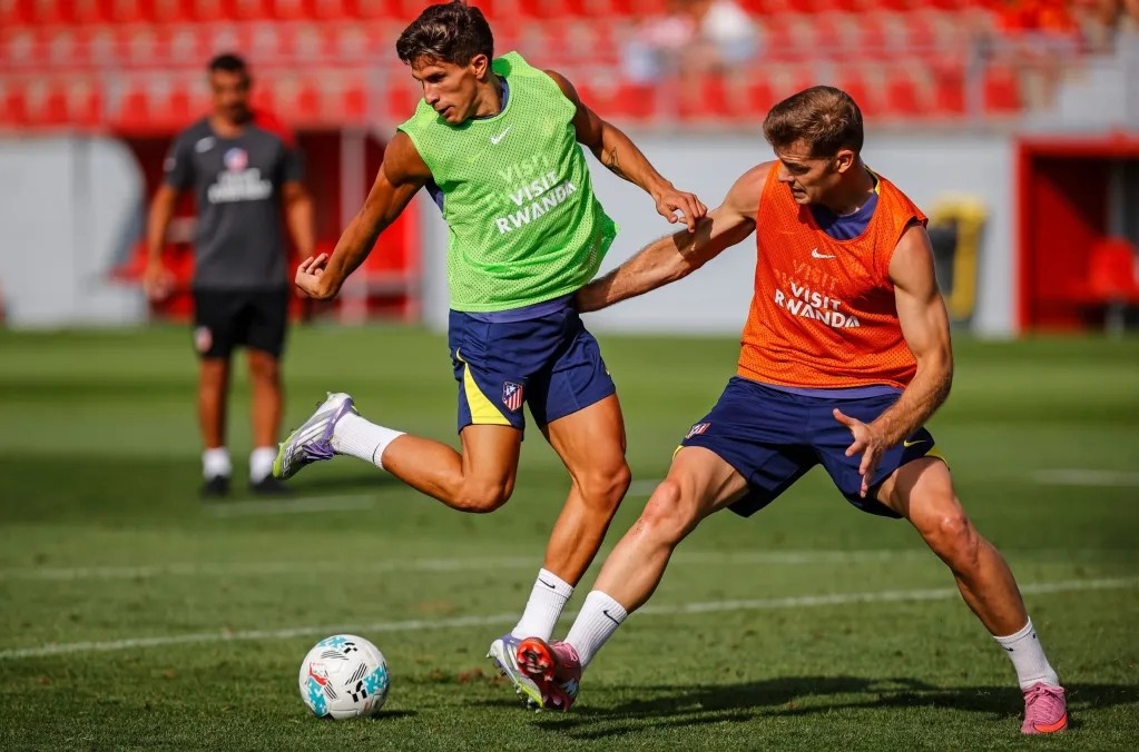 Simeone ensaya once con dudas en la defensa para enfrentarse al Alavés Simeone ensaya once con dudas en la defensa para enfrentarse al Alavés