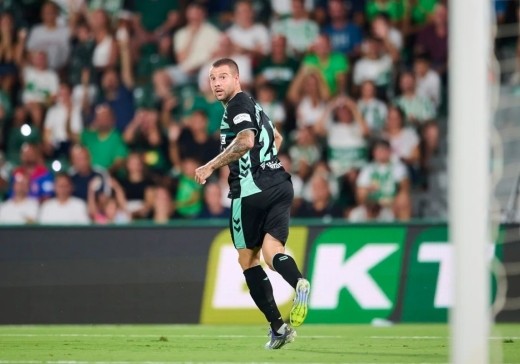 Aitor Ruibal, lesionado en el Celta-Betis por un pinchazo en los isquiotibiales