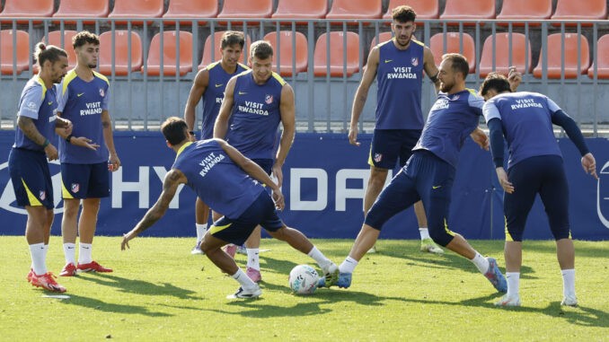 Simeone ensaya once con una novedad para enfrentarse al Alavés Simeone ensaya once con una novedad para enfrentarse al Alavés