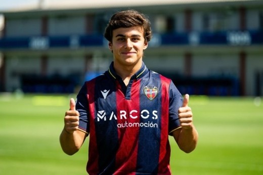 El Levante rechaza la primera oferta del Benfica por Carlos Álvarez