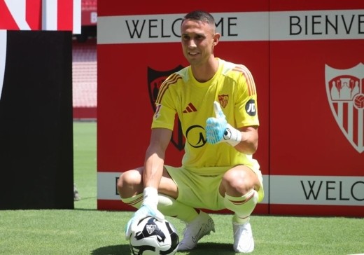 El Sevilla inscribe a Vlachodimos y pone en riesgo la titularidad de Nyland
