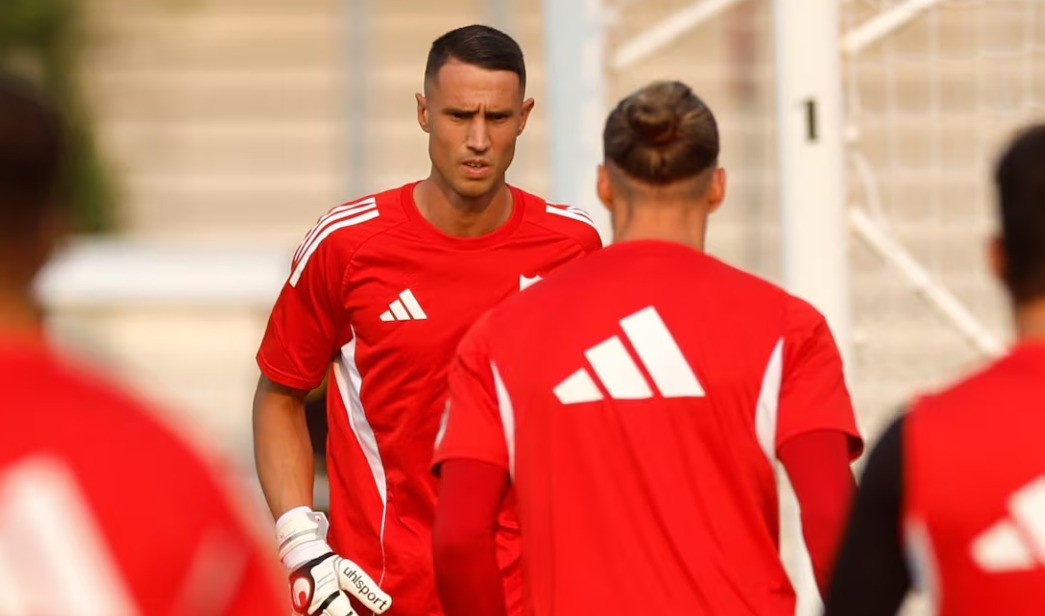 La pésima actuación de Nyland ante el Elche deja más abierto que nunca el debate en la portería del Sevilla La pésima actuación de Nyland ante el Elche deja más abierto que nunca el debate en la portería del Sevilla