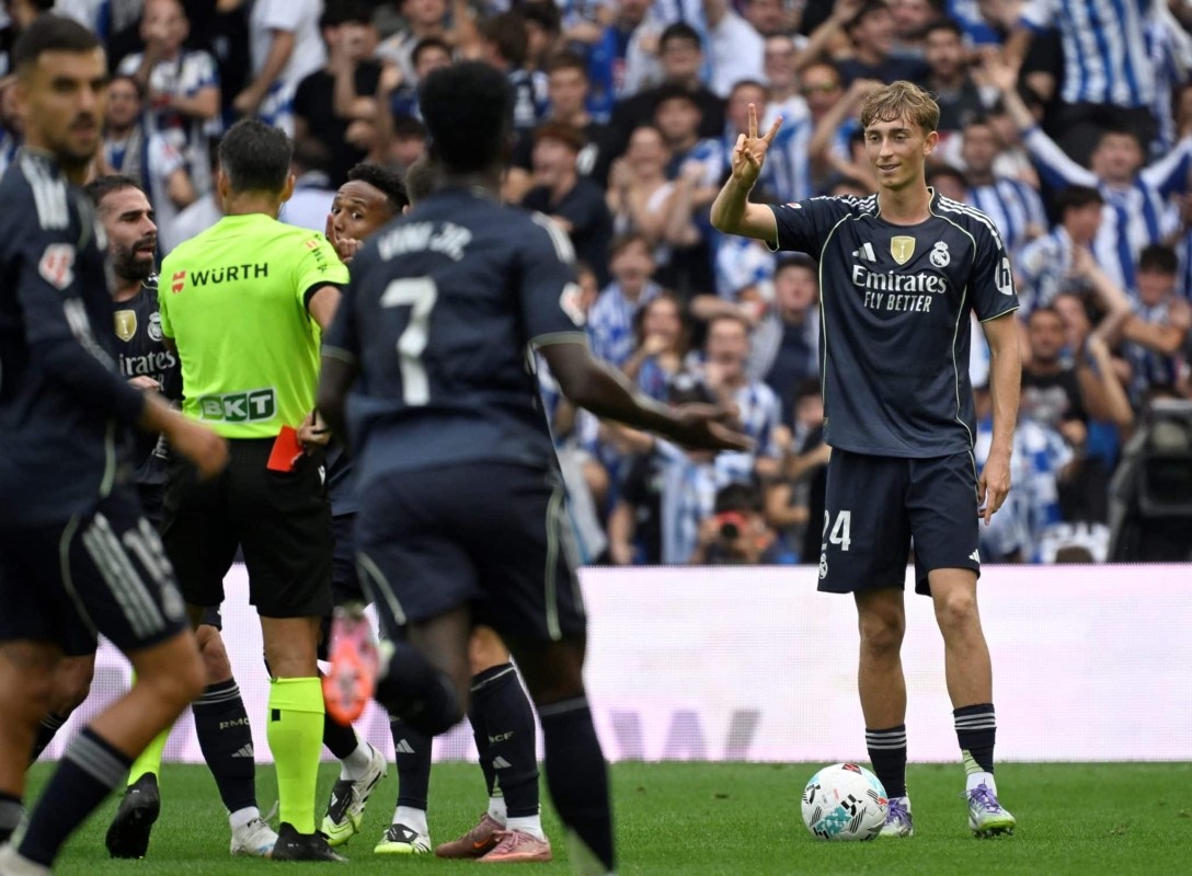 El Real Madrid recurre la expulsión de Dean Huijsen El Real Madrid recurre la expulsión de Dean Huijsen